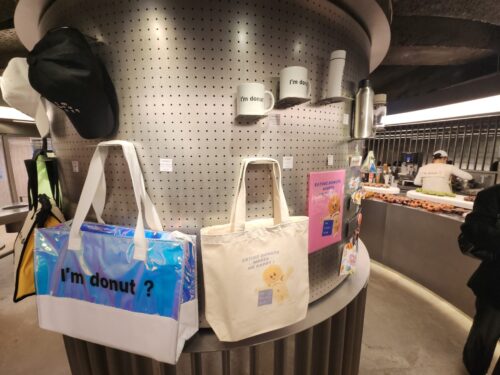 「EATING DONUTS MAKES HAPPY」というメッセージが大きく書かれたスライド。食べることで幸せになるというブランドの姿勢を表している。