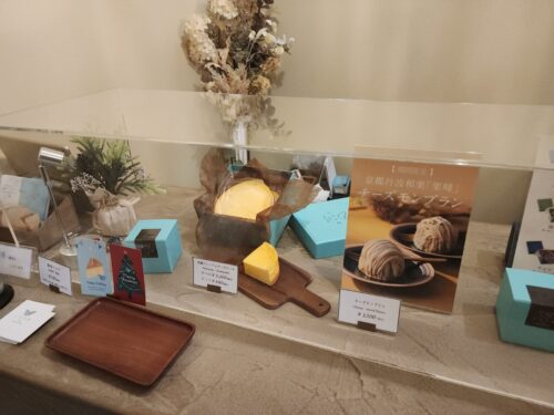 佐々木酒造の日本酒「聚楽第」や、祇園辻利の抹茶を使用したコラボチーズケーキの商品紹介資料。