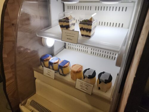 ICE CHEESE CAKE SANDの文字と共に、抹茶やチョコなどのフレーバーと価格が記載されたメニュー表。