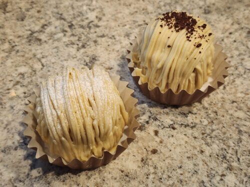 濃厚なクリームがたっぷりとかかった、ソラアオのチーズモンブランのアップ写真。